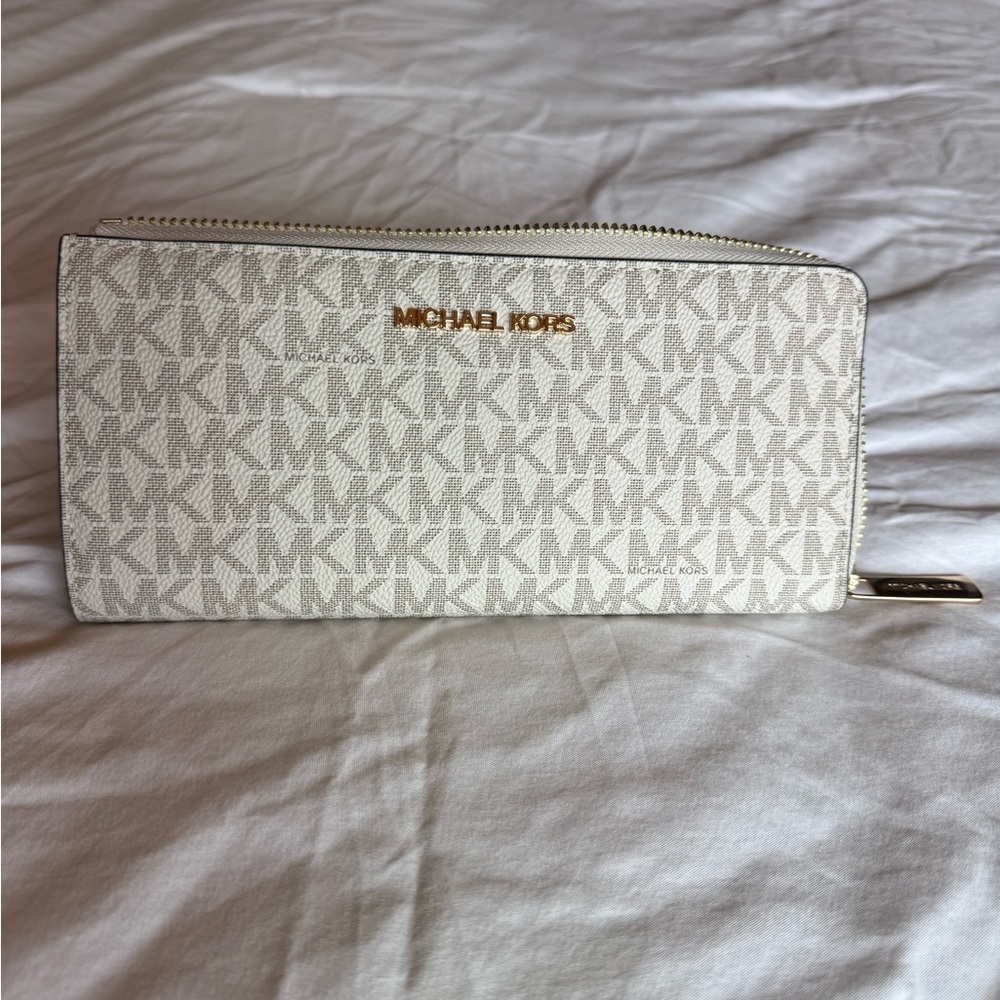 Michael Kors White and Gold Zip-Around Wallet
(NEW)
